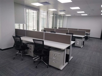 租赁办公桌椅与设备 现代企业的灵活解决方案